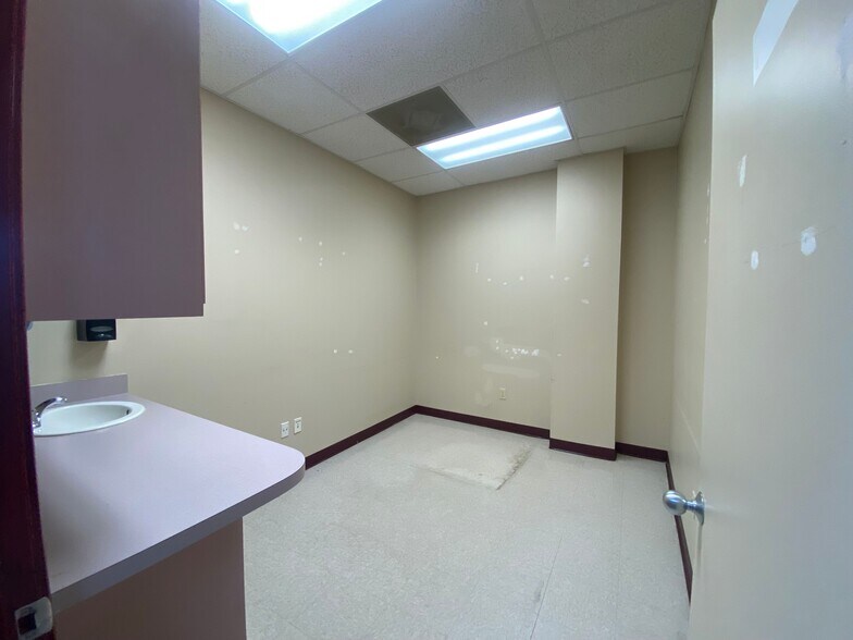 More Photos Of 1600 Park Ave, Orange Park Unknown For Lease