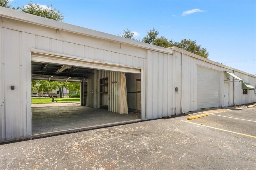 More Photos Of 1901 13th Ave N, Saint Petersburg Distribution For Lease