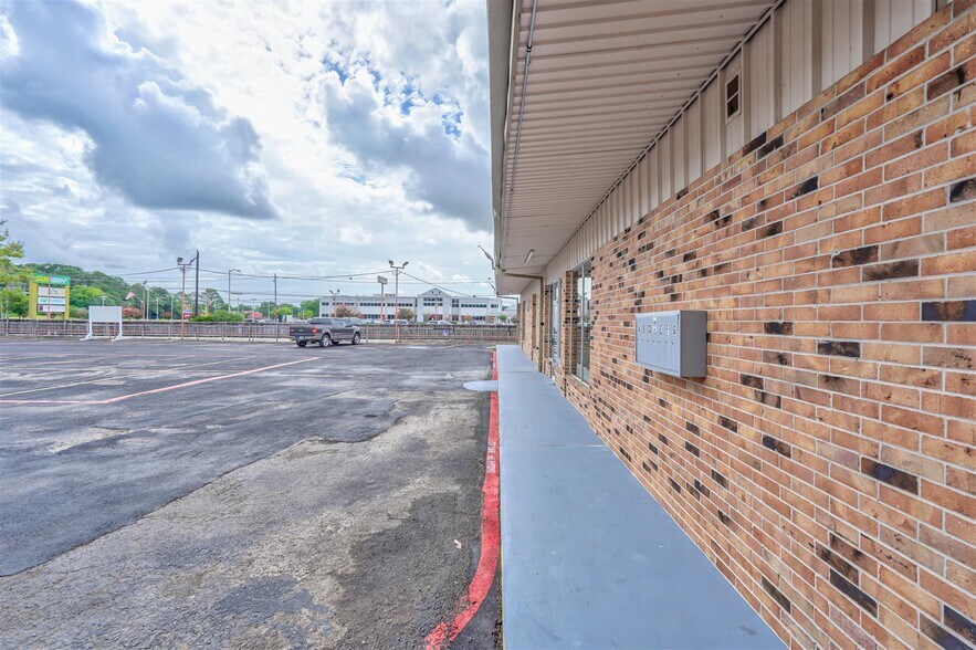 More Photos Of 1301-1309 Sandy Ln, Baytown General Retail For Sale