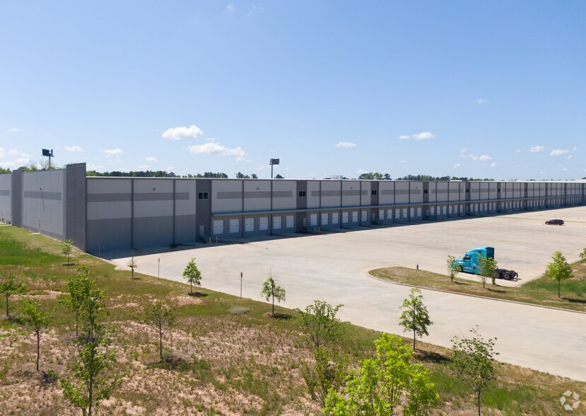 More Photos Of 2000 Logistics Center Dr, Fairburn Distribution For Lease