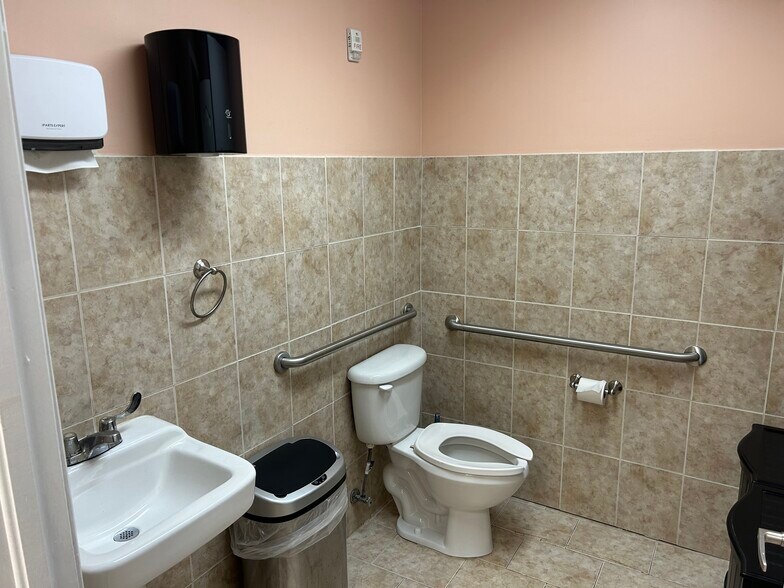 More Photos Of 3408 W 84th St, Hialeah Office For Lease