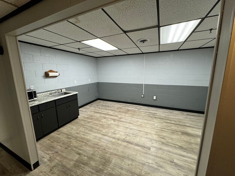 More Photos Of 300 Winona St, Knoxville Distribution For Lease