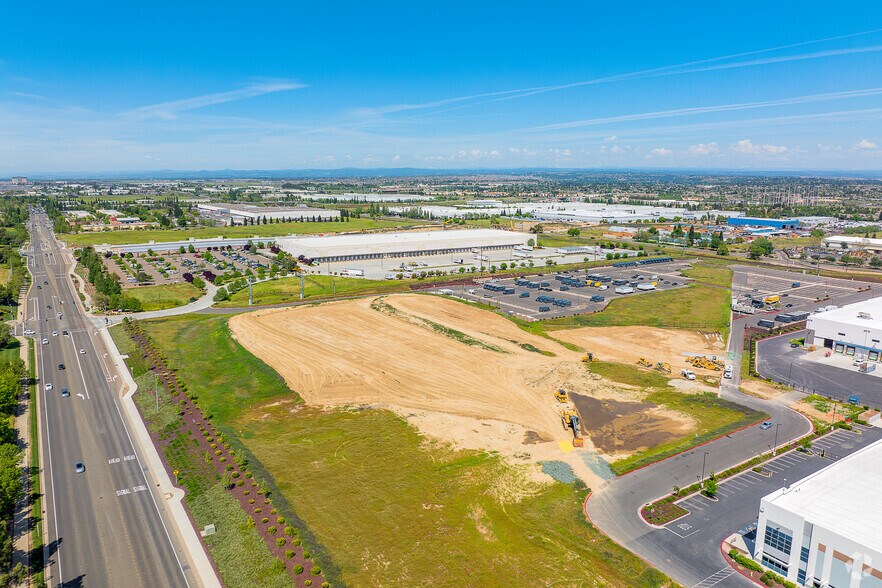 More Photos Of Foothills Blvd, Roseville Distribution For Lease
