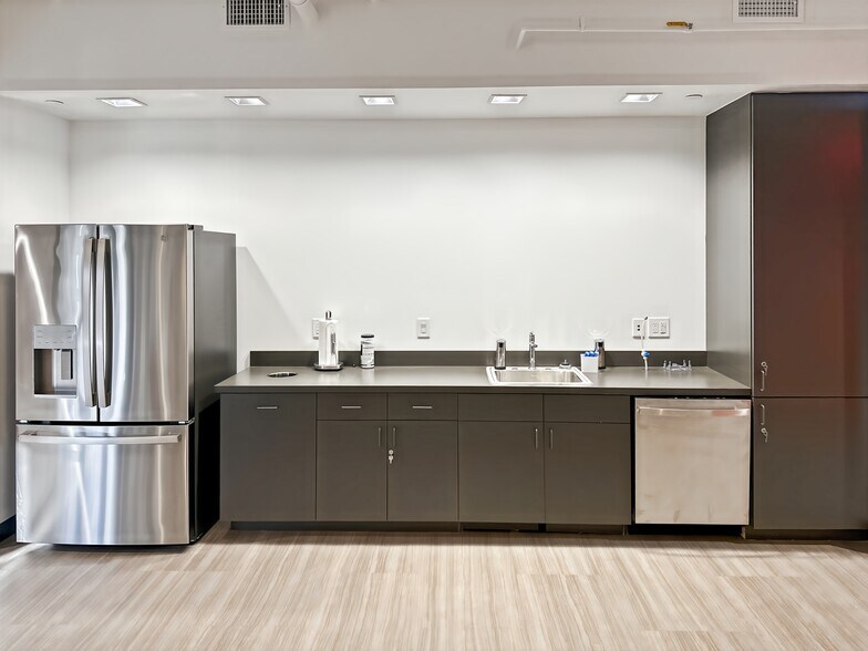 More Photos Of 300 W Clarendon Ave, Phoenix Coworking Space