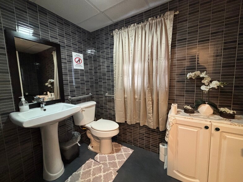 More Photos Of 292-294 Medford Ave, Patchogue Office For Lease