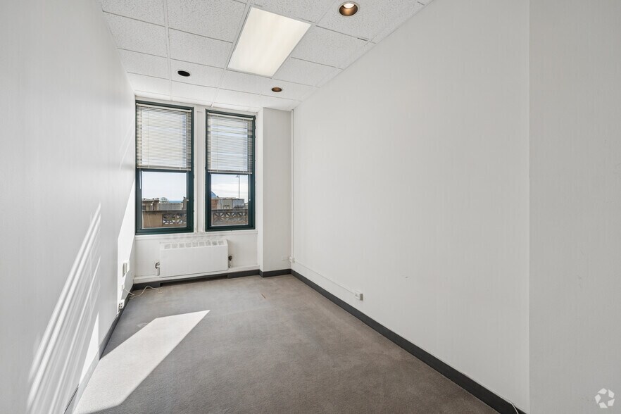 More Photos Of 111 N Wabash Ave, Chicago Office For Sale