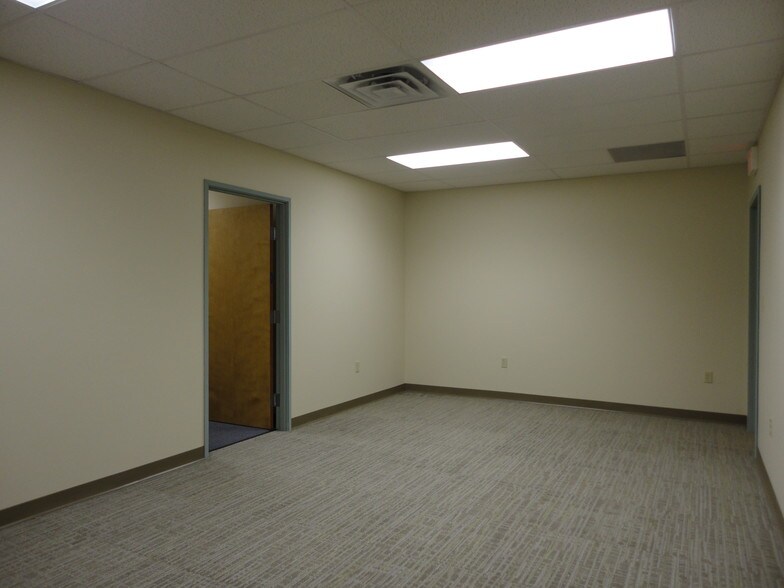 More Photos Of 200 Mountain Rd, Farmington Office For Lease