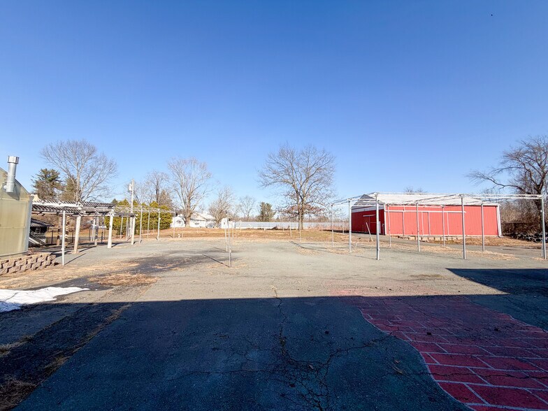 More Photos Of 147 Meriden Rd, Middlefield Garden Center For Sale