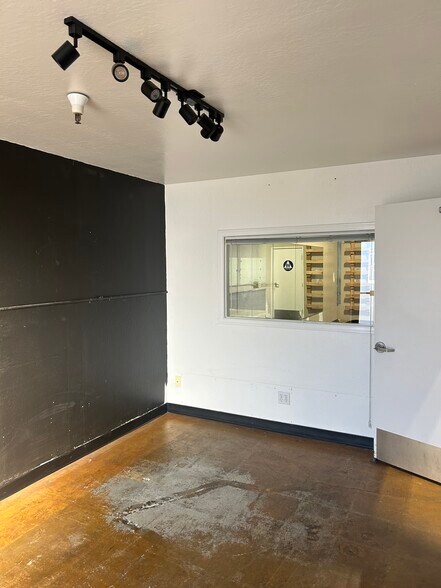 More Photos Of 520 California Blvd, Napa Warehouse For Lease