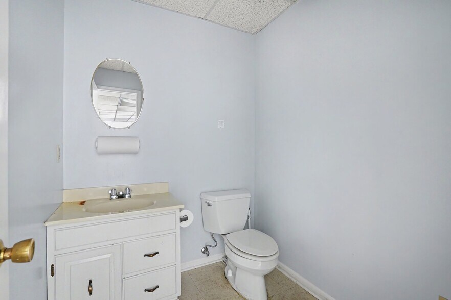 More Photos Of 13010 White Ave, Grandview Office For Sale
