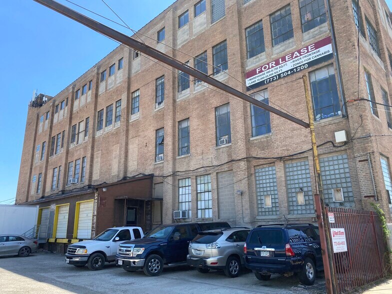 More Photos Of 3065 N Rockwell St, Chicago Warehouse For Lease