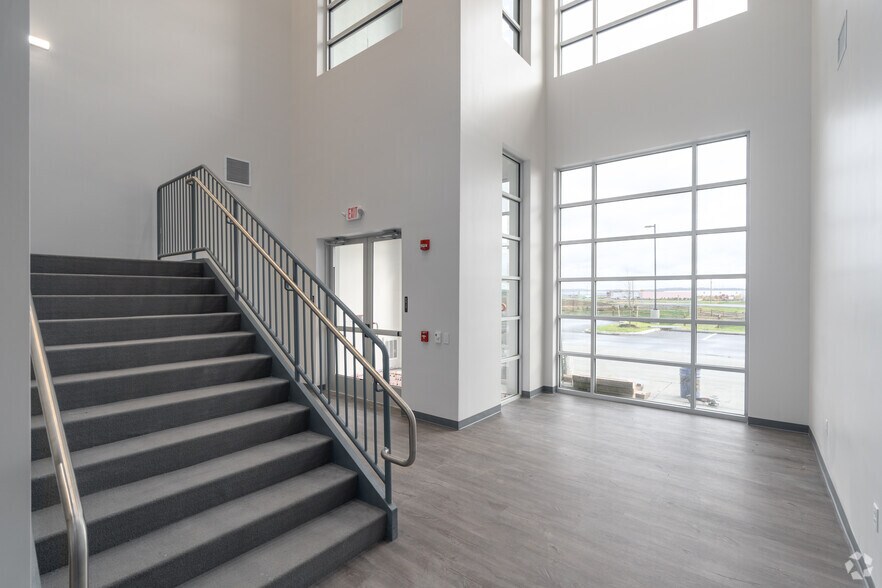 More Photos Of 1000 Carson Ct, Palmer Township Distribution For Lease