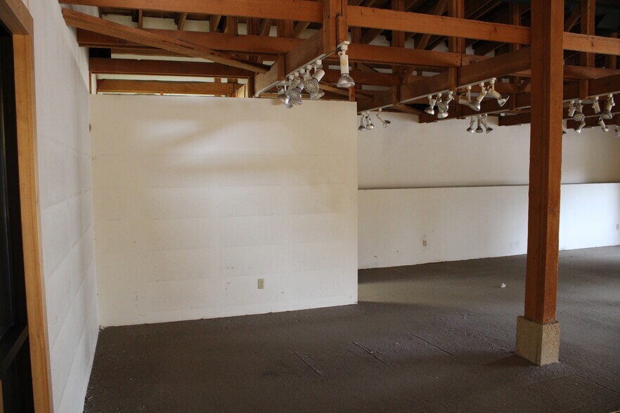 More Photos Of 310-340 Water St, Excelsior Freestanding For Lease