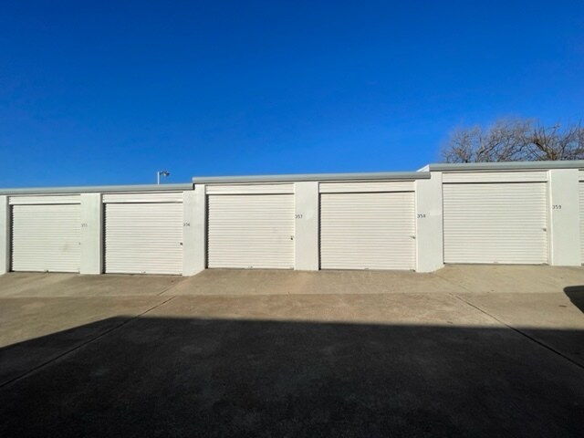 More Photos Of 2229 W Division St, Arlington Self Storage For Lease