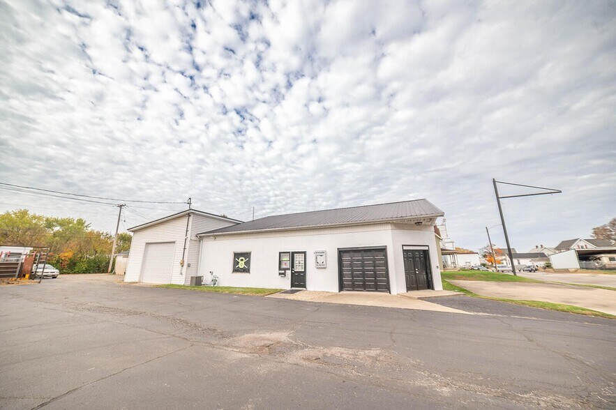 More Photos Of 145 Edison Ave, Circleville Sports And Entertainment For Sale