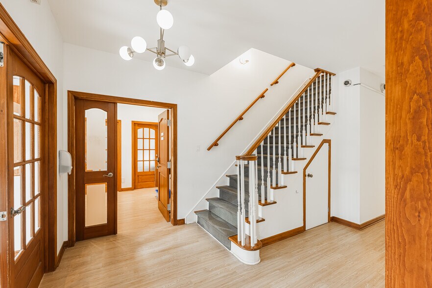 More Photos Of 675 Boul Samson, Laval Office For Sale