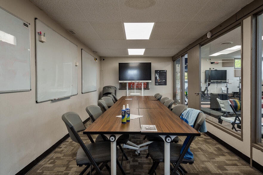 More Photos Of 208-210 Kishwaukee St, Rockford Light Distribution For Sale