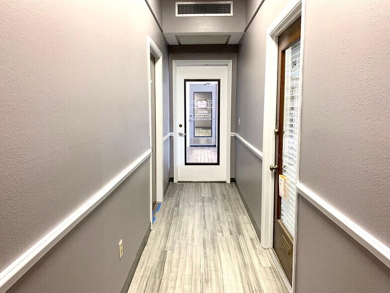 More Photos Of 13907 N Dale Mabry, Tampa Office For Sale