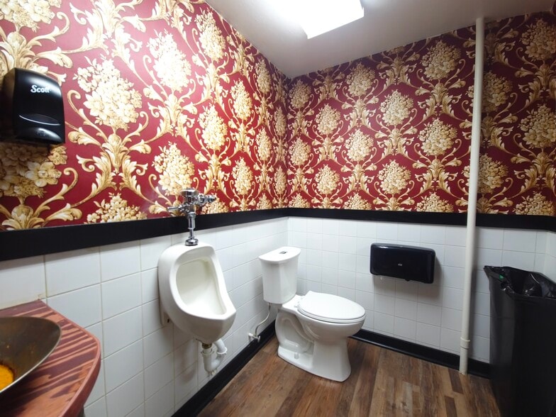 More Photos Of 1011 Front St, Evanston Restaurant For Lease