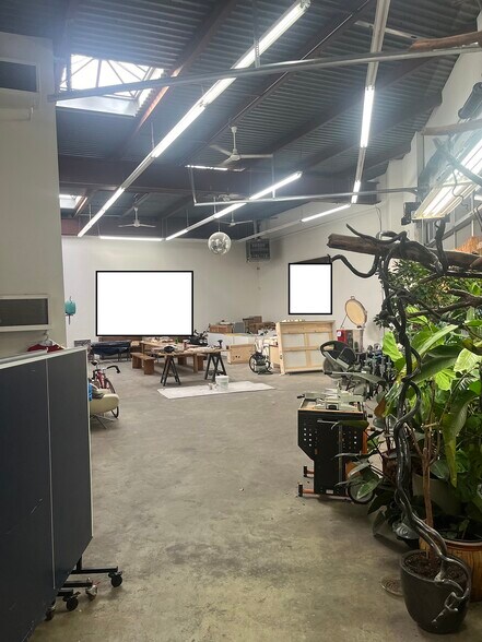 More Photos Of 1231 Flushing Ave, Brooklyn Warehouse For Lease