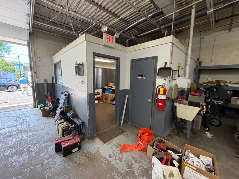 More Photos Of 521 Irish Hill Rd, Runnemede Light Distribution For Sale