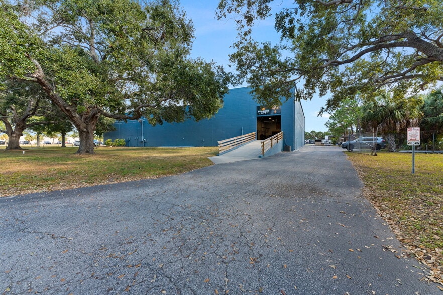 More Photos Of 7490 N 30th Ave, Saint Petersburg Showroom For Sale