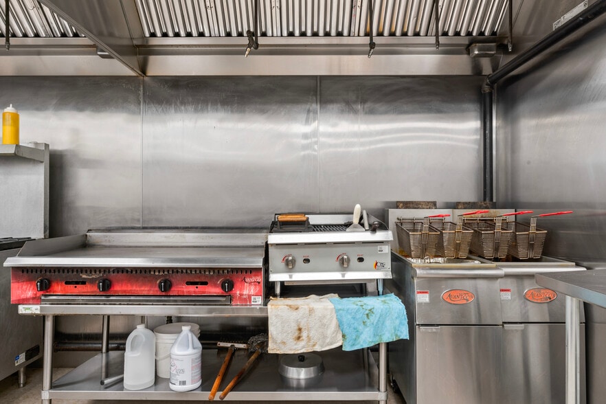 More Photos Of 322-323 W Lee Hwy, Warrenton Freestanding For Lease