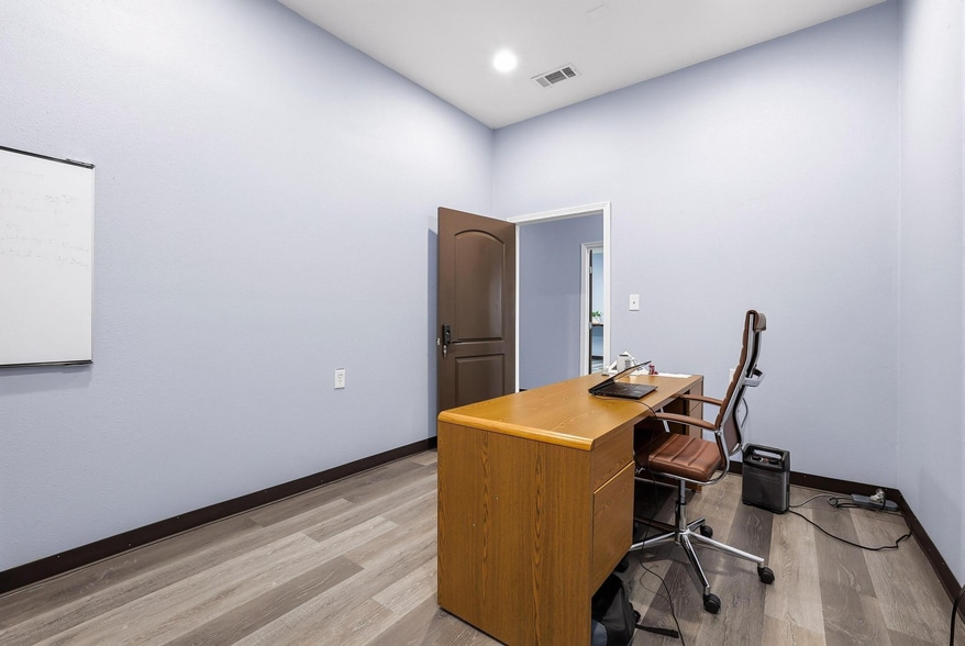 More Photos Of 3301 S State Highway 121, Bonham Showroom For Sale