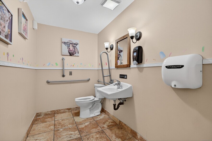 More Photos Of 742 Amity Rd, Bethany Freestanding For Sale