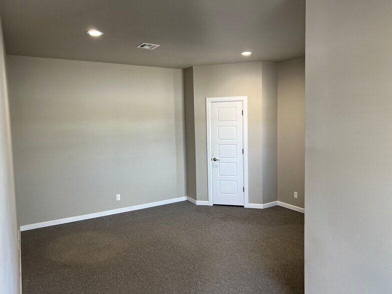 More Photos Of 3450 W 151st St S, Kiefer Warehouse For Lease