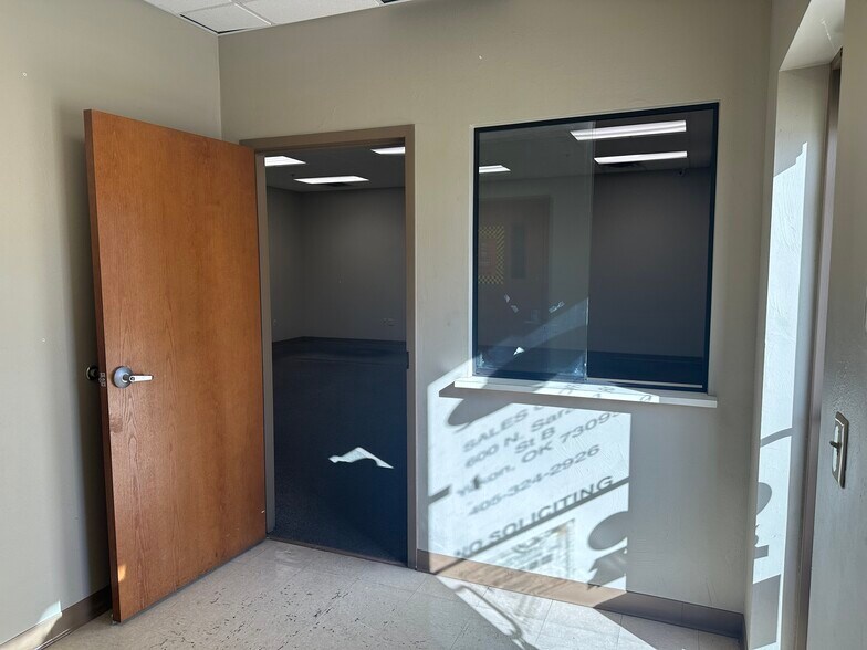 More Photos Of 600 N Sara Rd, Yukon Warehouse For Lease