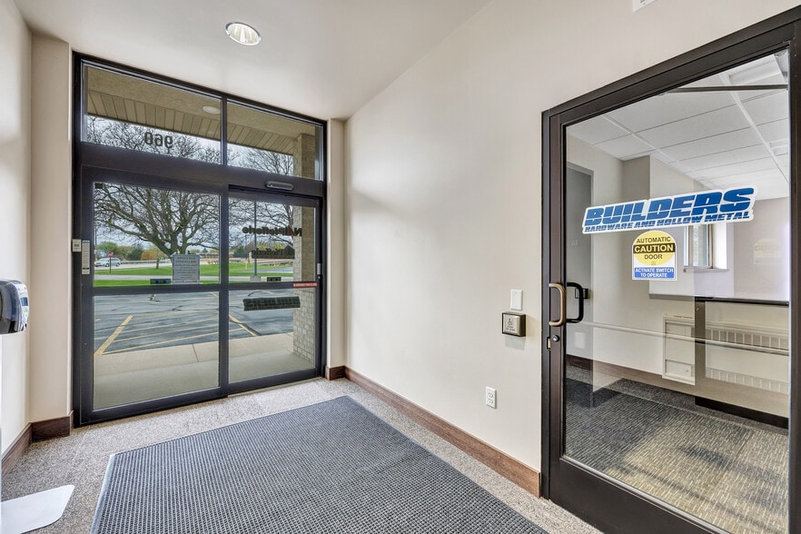 More Photos Of 960 Hansen Rd, Green Bay Office For Lease