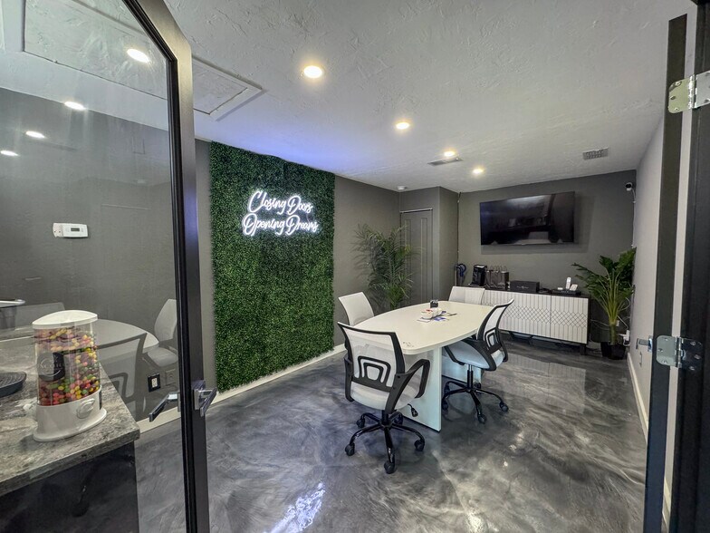 More Photos Of 7320 Sanibel Blvd, Fort Myers Medical For Sale