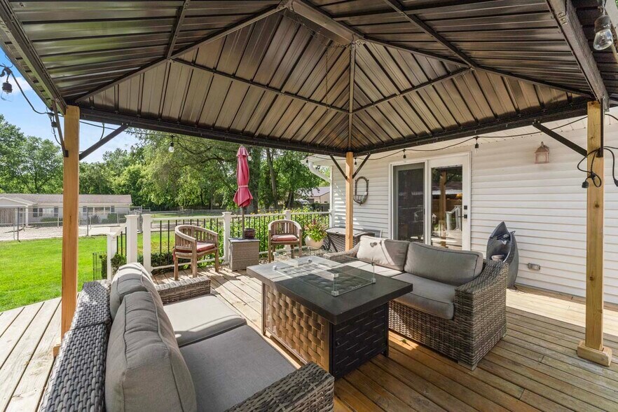 More Photos Of 4403 S Roberts Rd, Island Lake Veterinarian Kennel For Sale