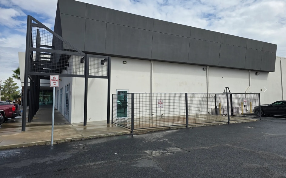 More Photos Of 5700 N Mesa Dr, El Paso Storefront For Lease