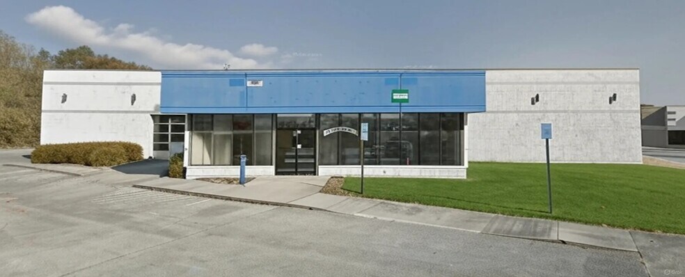 More Photos Of 2960 Knoxville Center Dr, Knoxville Freestanding For Lease