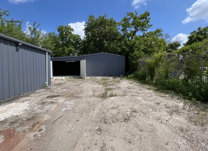 More Photos Of 422 W Gulf Bank Rd, Houston Warehouse For Sale