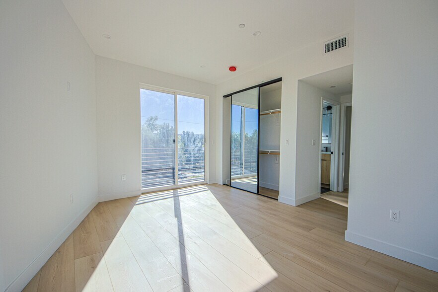 More Photos Of 6401 Odessa Ave, Lake Balboa Multifamily For Sale