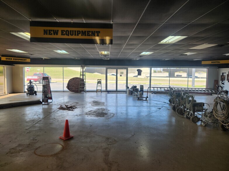 More Photos Of 8804 E 41st St, Tulsa Showroom For Sale