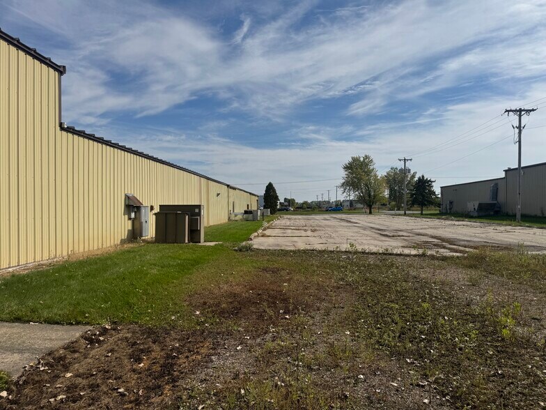 More Photos Of 1434 Progress Ln, Omro Distribution For Lease