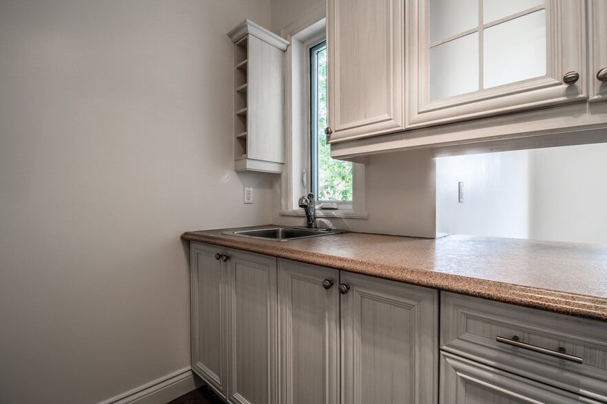 More Photos Of 4370-4372 Rue Notre-Dame O, Montréal Storefront Retail Residential For Sale