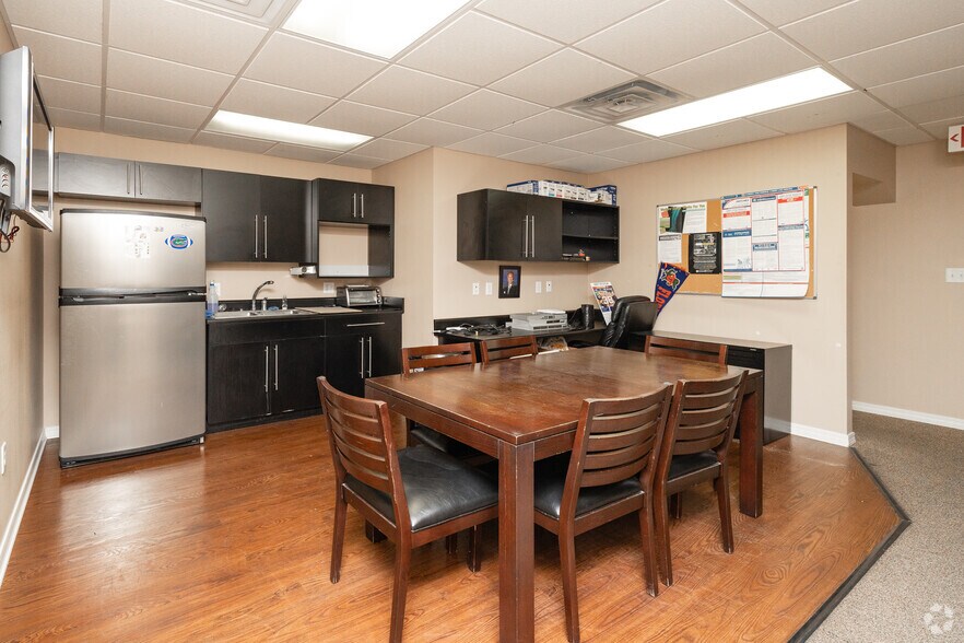 More Photos Of 700-710 Hospital Dr, Crestview Medical For Lease