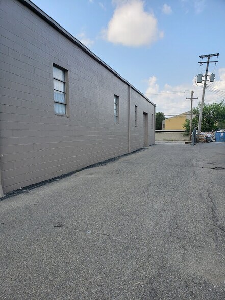 More Photos Of 408 Oliver St, Troy Warehouse For Lease