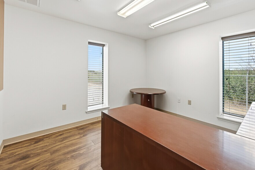 More Photos Of 945 Huser Blvd, Schulenburg Warehouse For Lease