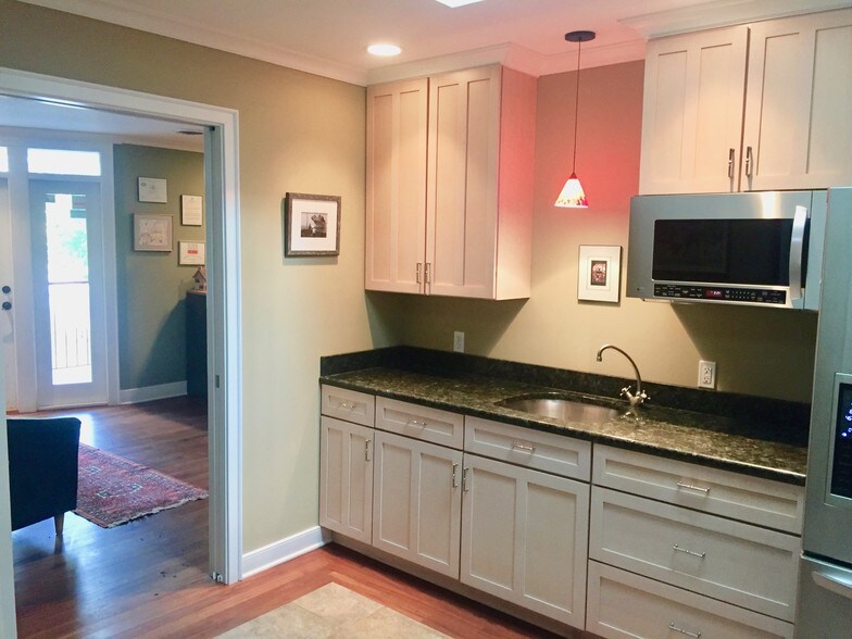 More Photos Of 2109 Forest Dr, Annapolis Showroom For Sale
