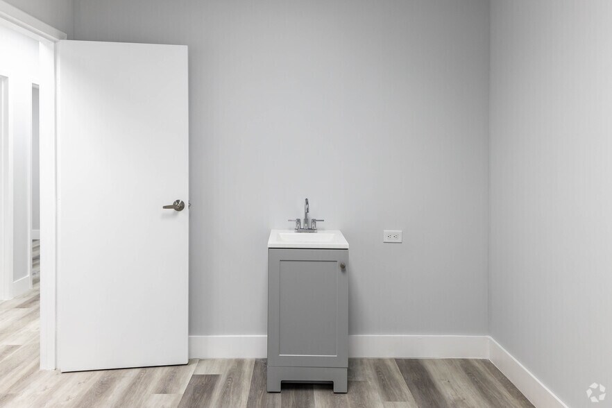 More Photos Of 2500 E Hallandale Beach Blvd, Hallandale Beach Office For Lease