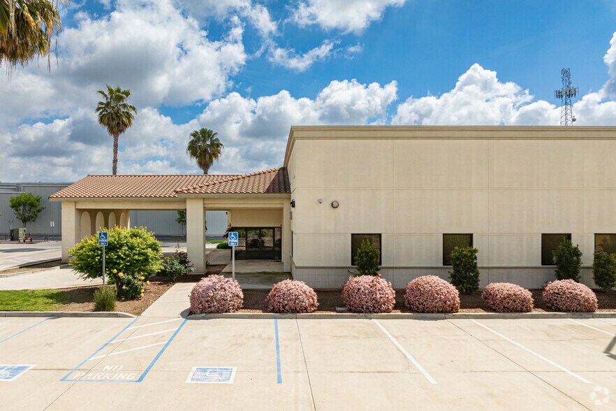 More Photos Of 145 S Newmark Ave, Parlier Office For Sale