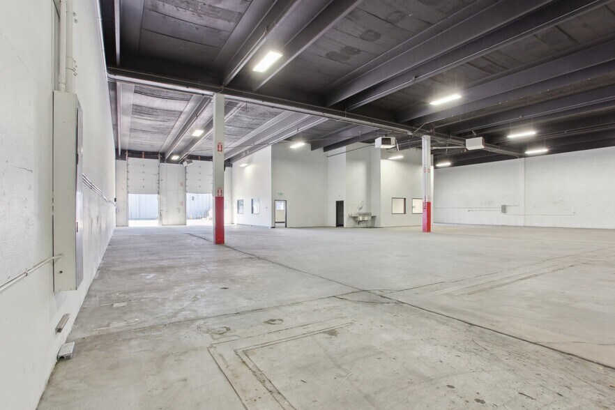 More Photos Of 5961-5975 Broadway, Denver Warehouse For Lease