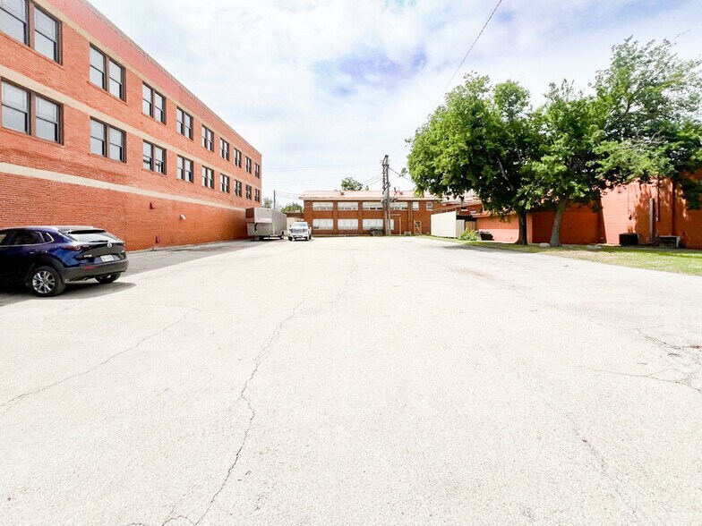 More Photos Of 1305 S 1st St, Abilene General Retail For Sale