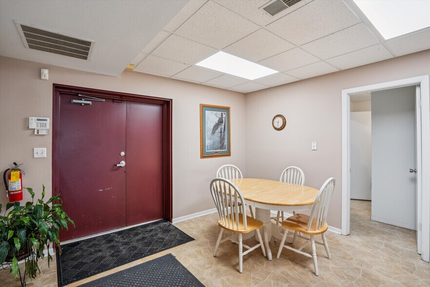 More Photos Of 2721 SW 30th St, Des Moines Office For Sale
